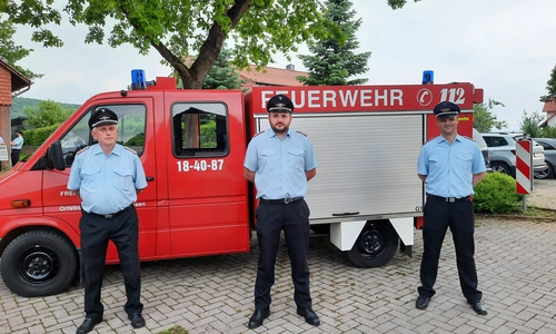 Klaus Kiehne, stellvertretender Stadtbrandmeister, Johannes Neumann, stellvertretender Ortsbrandmeister aus Mechtshausen mit Ortsbrandmeister Markus Schlüter (v. li.). 