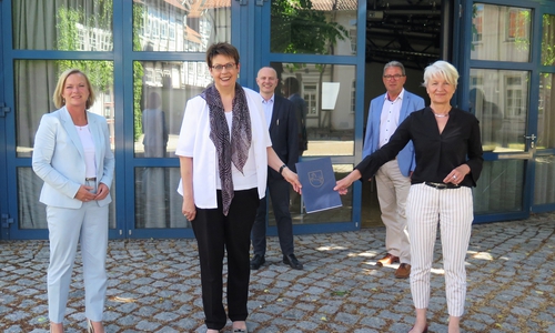 Im Pavillon des Bildungszentrums fand die Bescheidübergabe statt. V.l.n.r.: Landtagsabgeordnete Dunja Kreiser, Regionalministerin Birgit Honé, Dezernent für Schule, Jugend und Soziales Bernd Retzki, Samtgemeindebürgermeister von Baddeckenstedt Klaus Kubitschke und Landrätin Christiana Steinbrügge.