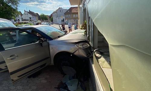 Das Auto fuhr gegen das Gebäude.