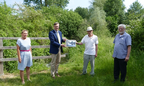 Die Aller-Oker-Lachs-Gemeinschaft (AOLG) verleiht Landrat Dr. Andreas Ebel die Brilliantnadel als Dank für die jahrelange Unterstützung (v. l. Heidrun Sauer (AOLG), Landrat Dr. Andreas Ebel, Hans-Jürgen Sauer (AOLG) und Wolfgang Geuke (1. Vorsitzender AOLG).