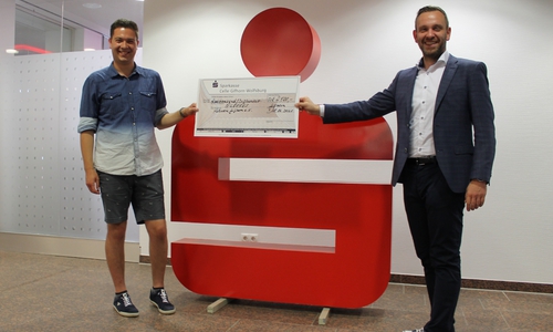 Christoph Treichel, Direktor der Region Gifhorn und Dominik Ruder, Vereinsleitung des Queeren Netzwerks Gifhorn bei der Spendenübergabe. 