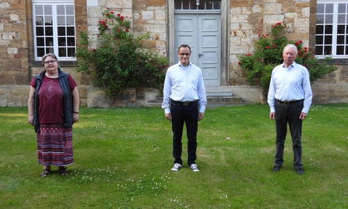 Von links: Bianca Scheferling, Benjamin Peyk und Karl-Gerhard Giffhorn vor der St. Pancratii-Kirche in Solschen.