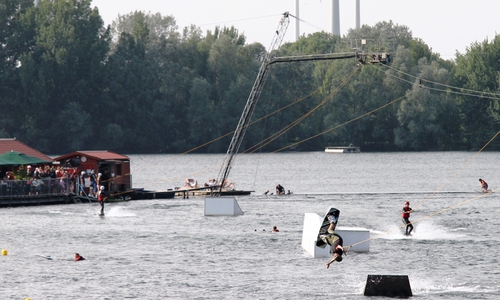 Auch die Wasserskianlage bietet einen Einsteigerkurs an.