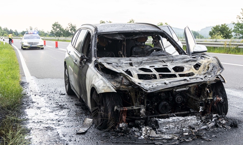 Das Fahrzeug brannte vollständig aus. 