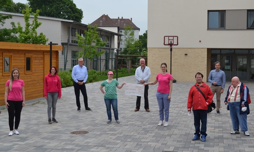 Von links: Claudia Nowak und Melanie Ehmann (beide Richard Borek Unternehmensgruppe), Marcus Eckhoff (Geschäftsführer Neuerkeröder Wohnen und Betreuen GmbH), Jelena Bernhofen (Schauspielerin Theater Endlich), Martin von Hoyningen Huene (Leitung Theater Endlich), Aylin Taskiran (Richard Borek Unternehmensgruppe), Christian Kreutner (Schauspieler), Christian Vaterodt (Neuerkeröder Wohnen und Betreuen GmbH), Helge Schuberth (Schauspieler).