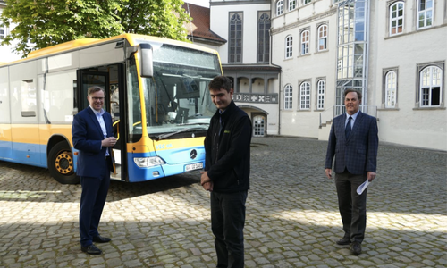 Felix Dannies (Mitte) ist Gifhorns jüngster Busfahrer. Glückwünsche erhielt Felix Dannies von Landrat Dr. Andreas Ebel und Stephan Heidenreich, Geschäftsführer der Verkehrsgesellschaft Landkreis Gifhorn mbH (VLG). 