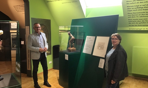 Samtgemeindebürgermeister Dirk Neumann und die Leiterin der allgemeinen Verwaltung Beate Maiberg im Museum.