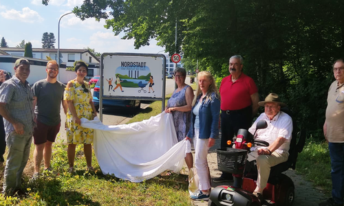Der Ortsrat enthüllt die neuen Schilder. Von links: Jan-Sören Lühr, Abdallah Zaibi, Kevin Kloth, Immacolata Glosemeyer, Angelika Jahns, Simone Arndt, Antonio Zanfino, Frank Helmut Zaddach und Helmut Krzywdzinski.