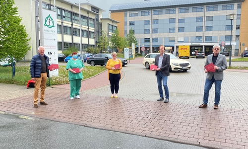 Die Bürgerstiftung Goslar spendete 3720 Euro in Form von Gutscheinen an Pflegerinnen, die besonders mit Coronapatienten befasst waren.