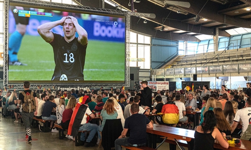 Zwischen 500 und 600 Fans verfolgten das Spiel Deutschland - England.