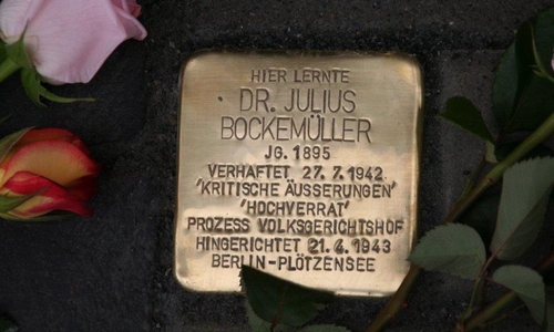 Der Stolperstein für Dr. Julius Bockemüller vor dem Wilhelm-Gymnasium in Braunschweig.