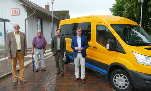Detlef Tanke (Vorsitzender des Regionalverbands, links) und Landrat Dr. Andreas Ebel (rechts) präsentierten gemeinsam mit Stephan Heidenreich (Geschäftsführer VLG, 2. v. r.) und Ernst Pape (Erster stellvertretender Bürgermeister Gemeinde Wahrenholz, 2. v. l.) das Projekt Flexo am Bahnhof in Wahrenholz.