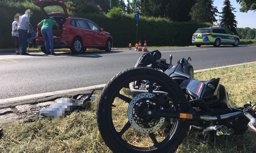 Der Motorradfahrer musste in ein Krankenhaus gebracht werden.