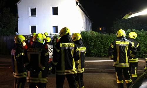 Die Feuerwehr musste sieben Personen aus dem Haus in der Straße Steinackern holen.