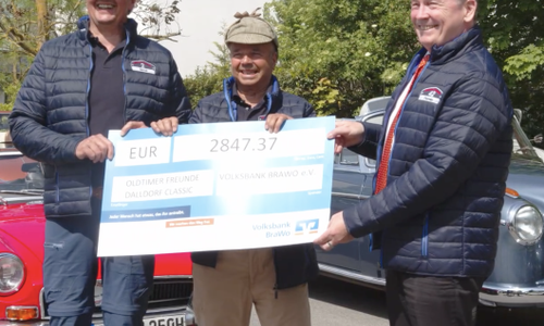 Bernd Emmermann, Rolf Hoyer (Dalldorf Classic) Thomas Fast (Bankdirektor Volksbank Braunschweig/Wolfsburg) bei der Scheckübergabe. 