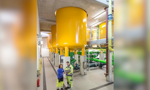 Die Filter in den Wasserwerken wie hier im Werk Burgdorfer Holz laufen auf Hochtouren und produzieren ihre maximale Menge. Die erfahrenen Fachkräfte des Wasserverbands Peine haben den Netzbetrieb und die Behälter genau im Blick und halten den Netzdruck so weit wie möglich konstant – dennoch kann es in der starken Abendspitzenabnahme an diesen heißen Tagen derzeit zu Druckschwankungen kommen. 