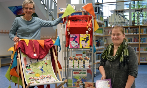 Sylvia Fiedler, Leiterin der Stadtbibliothek (links), freut sich mit Projektleiterin Jessica Färber-Stecher auf viele lesende Kinder, die sich am Antolin-Wettbewerb beteiligen.