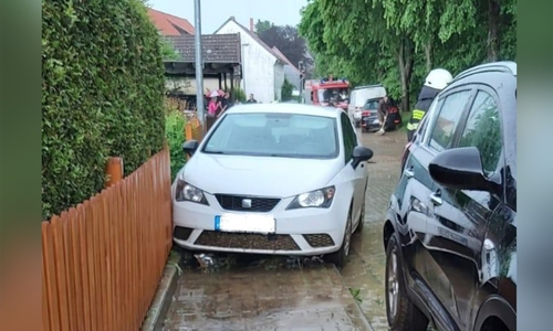 Dieses Fahrzeug wurde durch die Schlammmassen einfach auf den Bürgersteig getragen. 