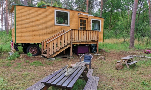 Auf dem Gelände müsste, ähnlich wie hier in der Wald-Kita Barwedel, noch mit einem Bauwagen hergerichtet werden.