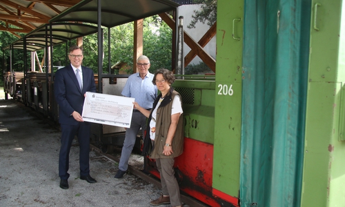  Landrat Dr. Andreas Ebel übergab einen Scheck über 2.000 Euro an Edeltraud Röttger und Siegfried Wehmeier, Vorsitzende des Natur- und KulturErlebnispfad Großes Moor e. V.. 