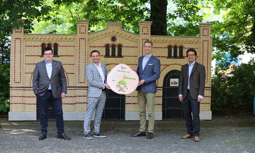 Alexander Arsene und Francesco Perricone, Geschäftsführer der Hofbrauhaus Wolters GmbH, übergaben am 8. Juni symbolisch 500 Bäume für den United Kids Foundations Wald an Janis Meyerhof von den Niedersächsischen Landesforsten und Carsten Ueberschär, Botschafter von United Kids Foundations (v. li.).