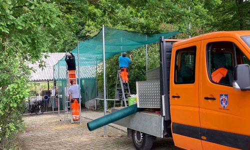 Die Schattiernetze sollen die Wartenden vor der Sonne schützen.