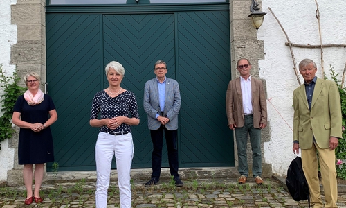 Für das konstituierende Treffen der Jurymitglieder gab es keinen besseren Ort als das Gebäude des zukünftigen Hospizes. Hier trafen sich v.l.n.r.: Ulrike Jungkurth, Christiana Steinbrügge, Thomas Pink, Volkmar Schmuck und Professor Dr. Christoph Helm.