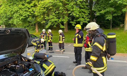 Die Einsatzkräfte versuchten, weitere Schäden am Fahrzeug so gut es geht zu vermeiden. 