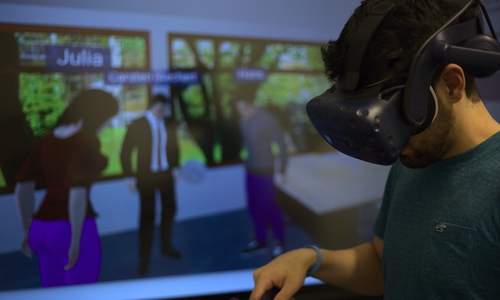 Ein Student betritt mit einer VR-Brille die virtuelle Version des Hörsaals A062 am Ostfalia Standort Wolfenbüttel.