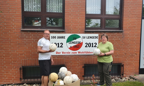 Die Fußbälle wurden gespendet.