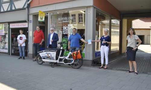 Von links nach rechts zu sehen: Linus Dittert (FFF), Cato Bohlens (FFF), Falk Hensel (Stiftung Zukunftsfonds Asse) , Michael Beck (Naturkost Kornblume), Landrätin Christiana Steinbrügge (Stiftung Zukunftsfonds Asse), Monika Meißner (ADFC)