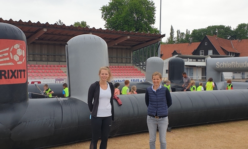 Janina Töpfer, Lehrerin der Grundschule St. Ludgeri und Christine Schmid vom Verein „Starthilfe Helmstedt“ freuten sich über leuchtende Kinderaugen.