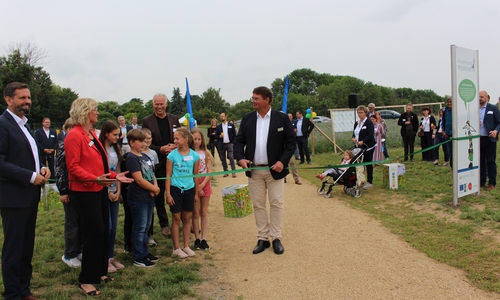Alexander Heidebroek durschnitt feierlich das grüne Band.