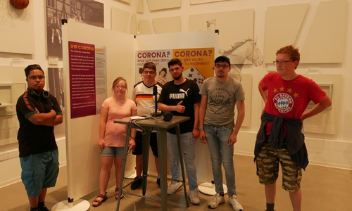 Schülerinnen und Schüler der BEI20 (Berufseinstiegsklasse Inklusion) der Karl-Gotthard-Langhans-Schule beteiligen sich an der Ausstellung „Das Corona-Ding“ im Bürger Museum.