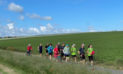 Zwischendurch gesellten sich immer wieder Läufer hinzu. Sandra Wukovich lief die vollen 90 Kilometer. 