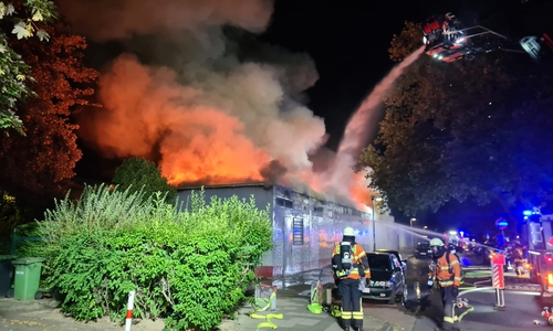 Die Flammen sind aus dem Dach geschlagen.