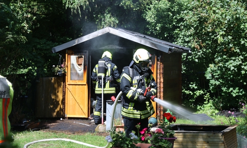 Das Feuer hatte schon auf die Hütte übergegriffen.