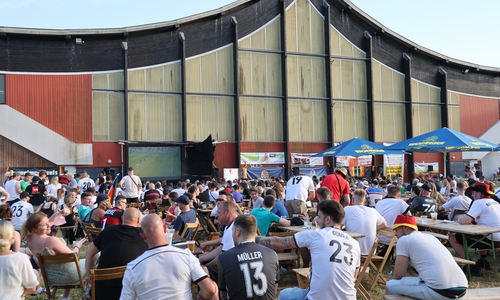 400 Fußballfans schauten das Spiel Deutschland gegen Portugal