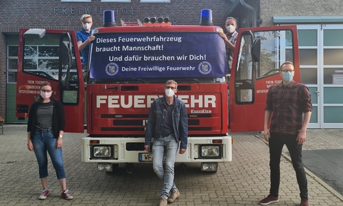 Präsentieren einen neuen Werbebanner (v.l.) Denise Bürger, Fynn Müller, Christian Harbich, Siegfried Glass und Frederik Brandt