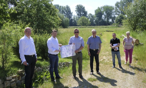 Stellvertretender Ortsbürgermeister Detlev Quidde, Baudezernent Ivica Lukanic, Jens Meyer (Leiter Abteilung Grünflächen), Ortsbürgermeister Klaus-Martin Jungkurth, Steven Burns (Abteilung Liegenschaften) und Jeannet Höltje (Baudezernat). Foto: Stadt Wolfenbüttel