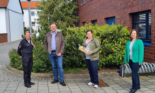 Bürgermeister Andreas Busch und Nicole Behlendorf (r.) verabschiedeten die Leiterin der Polizeitstation in Lehre, Annemarie Lessat, (2.v.r.) und begrüßten Jennifer Hafke (l.)