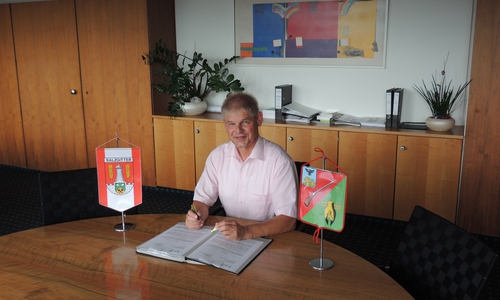 Oberbürgermeister Frank Klingebiel signiert das Glückwunschschreiben zum Stadtgeburtstag von Staryj Oskol.
