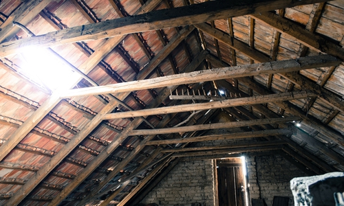 Auf dem Dachboden entsteht dieser Tage eine große Hitze.