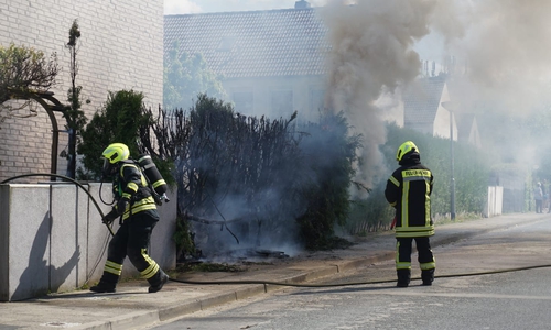 Die Feuerwehr bei den Löscharbeiten im Zwölfackerweg. 