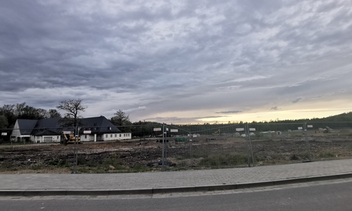 Die umzäunte Baustelle nahe des Fliegerhorst-Kindergartens. (Archivbild) 