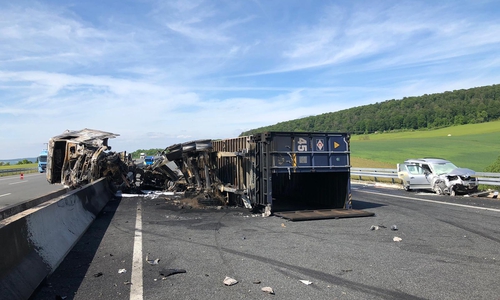 Der LKW fing sofort Feuer.