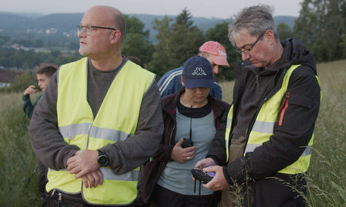 Links: Markus Ritter, rechts Holger Winkler, beides ehrenamtliche Drohnenpiloten. In der Mitte Annette Jerke.