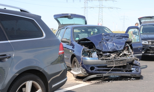 Die Front des Renault wurde durch den Aufprall zerstört. 