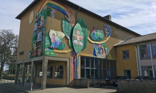 Die Grundschule an der Isoldestraße vor der Sanierung. (Archivbild) 