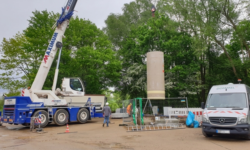 Der neue Zulaufschacht am Haken: 1,80 Meter im Durchmesser und 5,25 Meter lang wurde er in das bestehende unterirdische Bauwerk eingepasst. Der monolithisch, also in einem Einzelstück ausgeführte Schacht besteht aus Kunststoff und in einer Betonhülle.